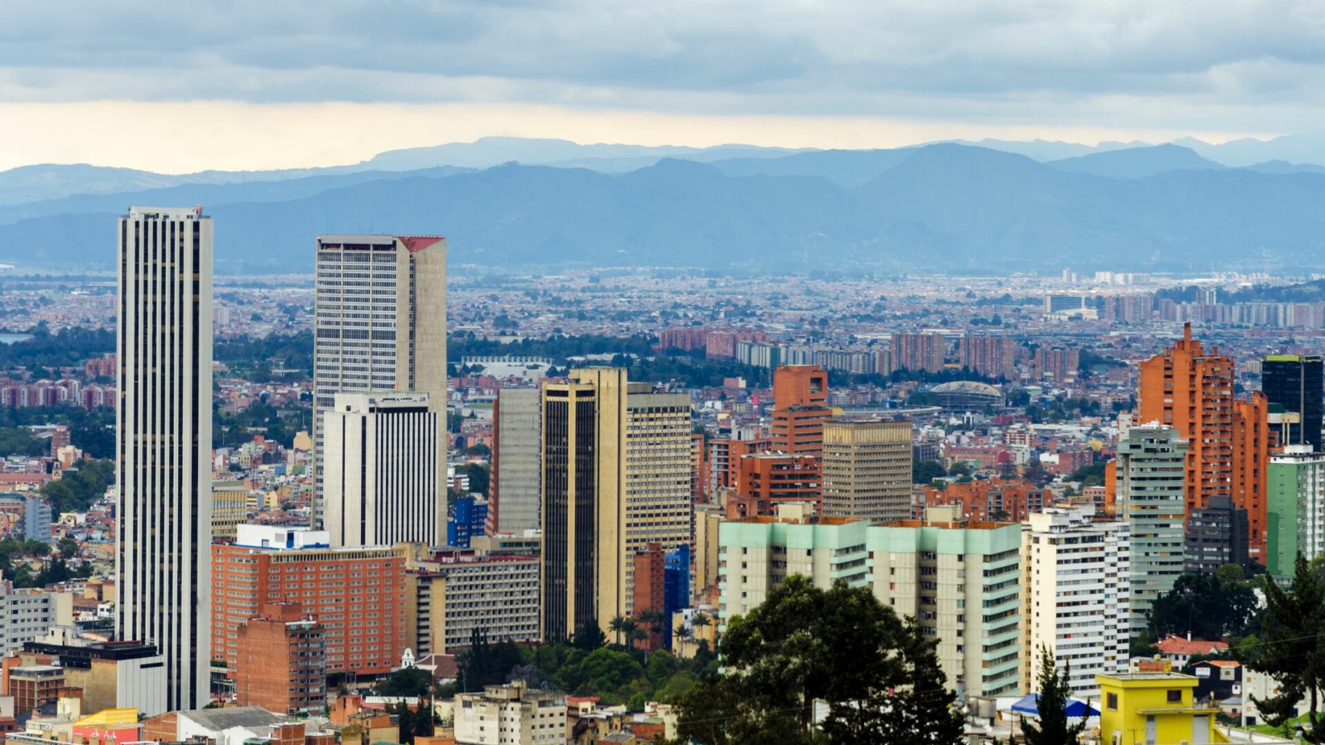 What is the average salary in Colombia in 2023?